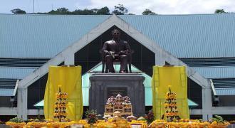 พิธีอัญเชิญพระรูปสมเด็จพระมหิตลาธิเบศร อดุลยเดชวิกรม พระบรมราชชนก ขึ้นประดิษฐานยังพระราชานุสาวรีย์ ณ วิทยาเขตสุราษฎร์ธานี