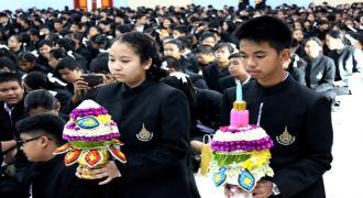 พิธีไหว้ครูและมอบเข็มตราสัญลักษณ์นักเรียน ประจำปีการศึกษา 2558 โรงเรียน มอ. วิทยานุสรณ์ สุราษฎร์ธานี