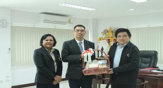 ผู้อำนวยการวิทยาลัยชุมชนสุราษฎร์ธานี  พร้อมด้วยบุคลากรในหน่วยงาน  เข้าพบปะเยี่ยมเยือนผู้อำนวยการสรรพสามิตภาคที่ 8 