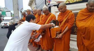 พระภิกษุใหม่ออกบิณฑบาต โปรดญาติโยม