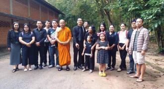 ผู้บริหาร บุคลากร ร่วมถวายภัตตาหารเช้าแด่พระภิกษุใหม่และอุบาสิกา