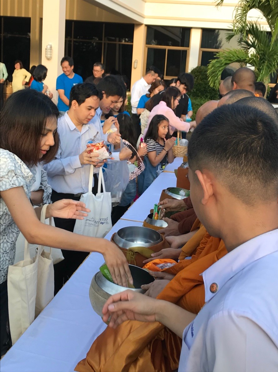กิจกรรมทำบุญตักบาตรพระสงฆ์ เนื่องในวันส่งท้ายปีเก่า ต้อนรับปีใหม่ 2562