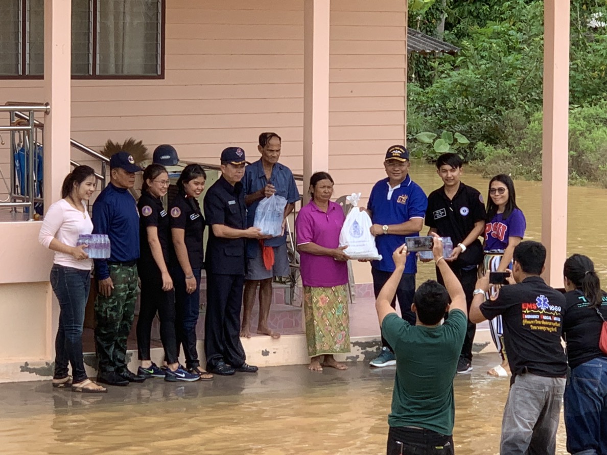 ม.อ.สุราษฎร์ธานี ลงพื้นที่ช่วยเหลือผู้ประสบภัยจากพายุโซนร้อน ‘ปาบึก’ ร่วมกับหน่วยทหาร