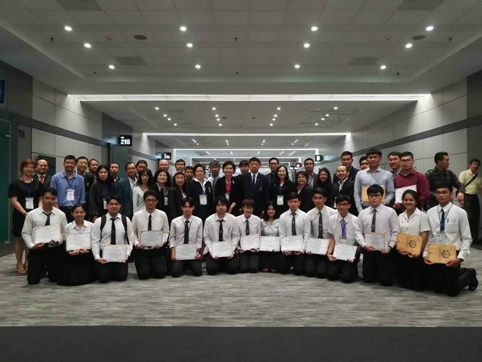 นักศึกษาหลักสูตรเคมีเพื่ออุตสาหกรรม คณะวิทยาศาสตร์ฯ ได้รับเกียรติบัตรคะแนนระดับดี จากการสอบเพื่อรับรองมาตรฐานความรู้เคมี ครั้งที่ 12 จากสมาคมเคมีแห่งประเทศไทย ในพระอุปถัมภ์ฯ