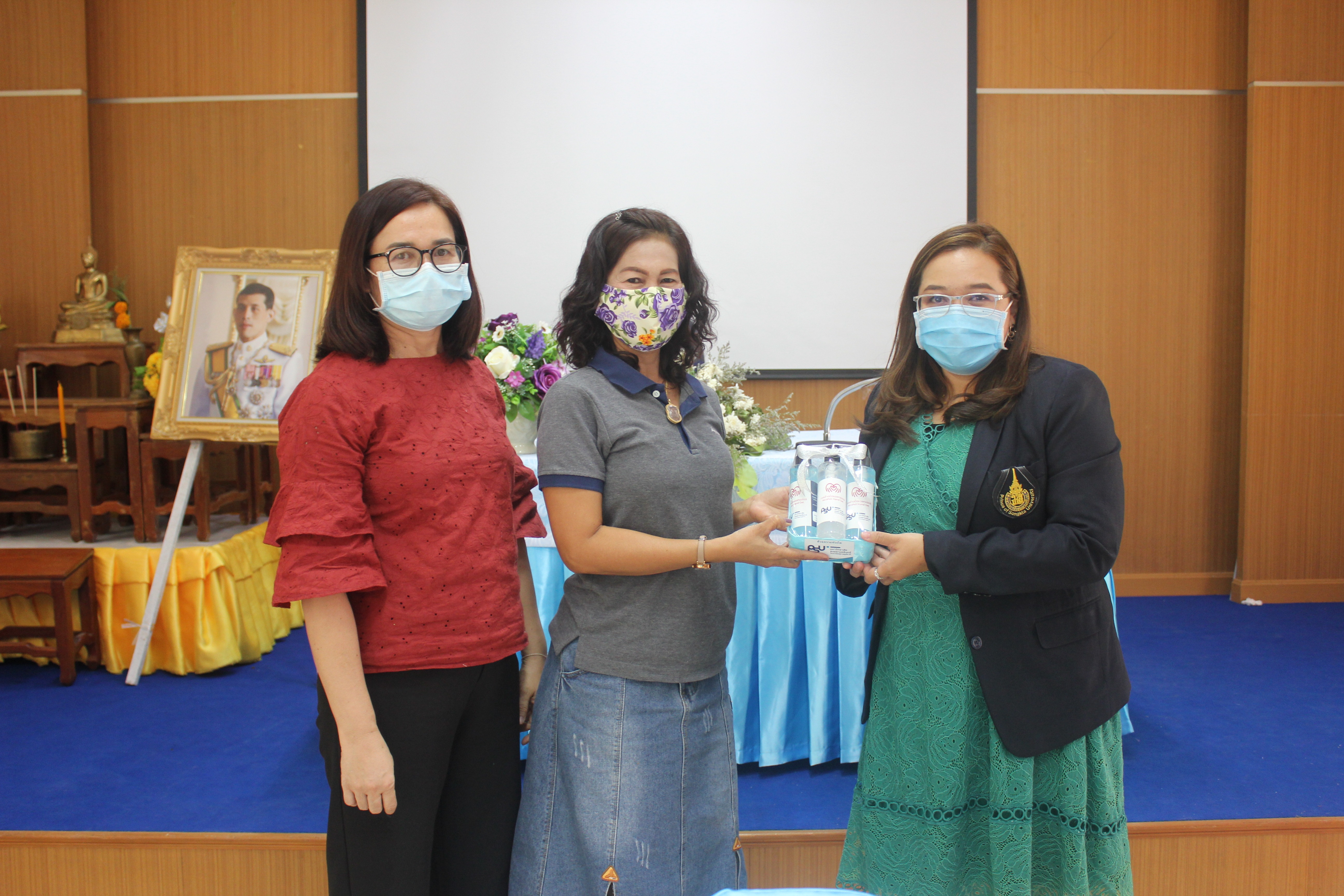 ม.อ.สุราษฎร์ฯ มอบเจลล้างมือให้หน่วยงานในพื้นที่จ.สุราษฎร์ธานี