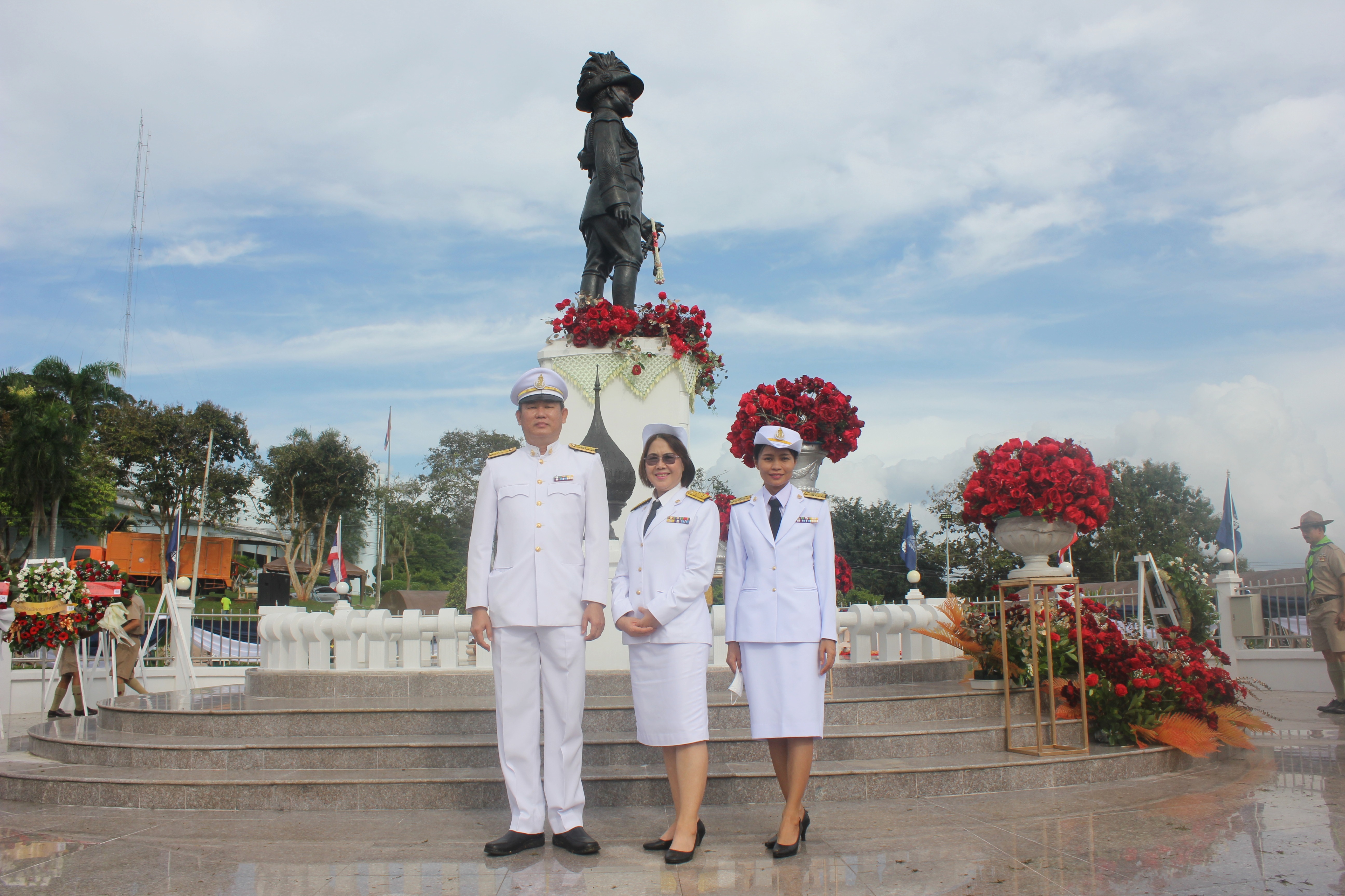 พิธีวางพวงมาลาเนื่องใน วันสมเด็จพระมหาธีรราชเจ้า