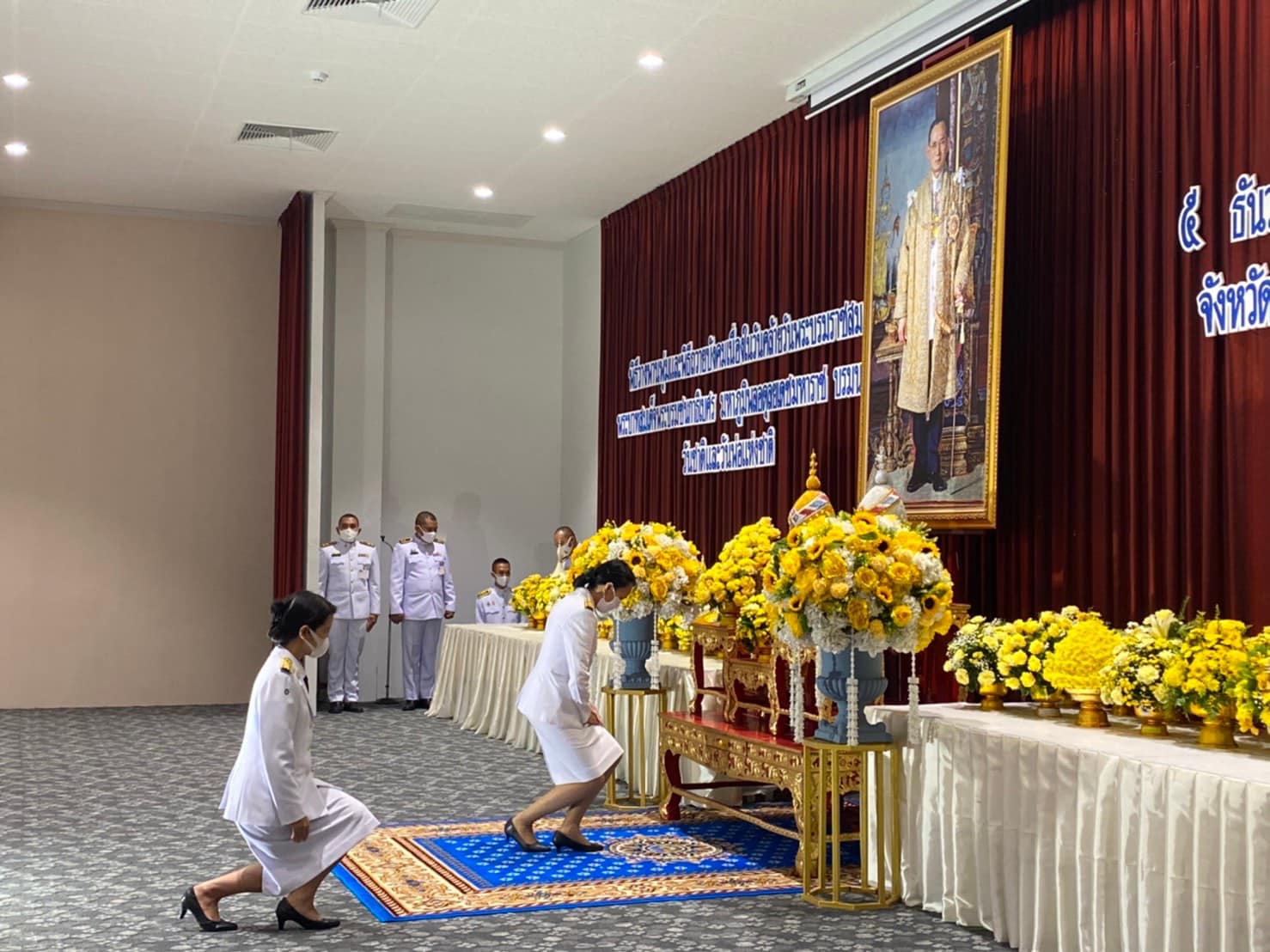 พิธีวางพานพุ่มดอกไม้ เนื่องในวันคล้ายวันพระบรมราชสมภพพระบาทสมเด็จพระชนกาธิเบศร มหาภูมิพลอดุลยเดชมหาราช บรมนาถบพิตร
